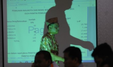 Petugas KPUD Kota Depok dan PPK melakukan rekapitulasi DPT tingkat kecamatan dalam Rapat Pleno Rekapitulasi Daftar Pemilih Sementara Hasil Perbaikan (DPSHP) dan Penetapan Daftar Pemilih Tetap (DPT) Pilkada Depok tahun 2015 di Depok, Jawa Barat, Jumat (2/10