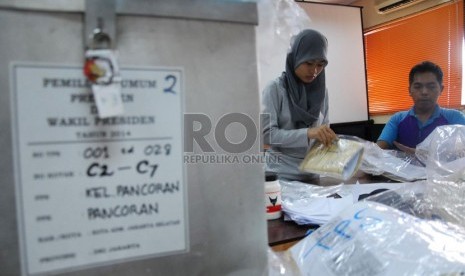  Petugas KPUD menyiapkan bukti berkas surat suara di Kantor KPUD Jakarta Selatan, Sabtu (2/8). (Republika/Rakhmawaty La'lang)