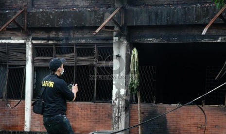 Petugas Labfor Polri mengidentifikasi tempat kejadian kebakaran di Gedung C FISIP Universitas Indonesia, Depok, Jawa Barat, Selasa (7/1).   (Republika/Yasin Habibi)