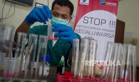 Petugas Laboratorium Badan Pengawas Obat dan Makanan (BPOM) Jawa Tengah meneliti sampel bahan makanan saat Inspeksi mendadak (Sidak) makanan di Pasar Legi, Solo, Jawa Tengah, Kamis (24/5). 