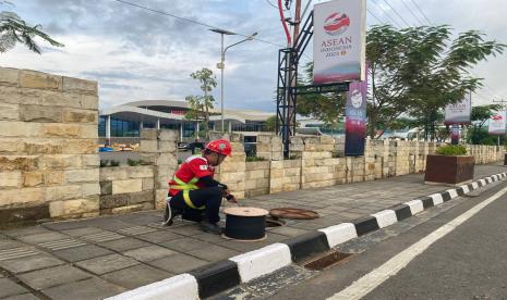 Petugas lapangan Telkom melakukan pengecekan kesiapan infrastruktur jaringan TelkomGroup jelang pelaksanaan KTT ASEAN ke-42 di Labuan Bajo (1/4). Tak hanya kesiapan infrastruktur telekomunikasi untuk KTT ASEAN 2023, TelkomGroup juga memastikan kualitas dan keamanan layanan yang digunakan sepanjang acara berskala internasional ini berlangsung.