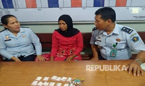 Petugas Lapas Kelas IIA Binjai berhasil menggagalkan penyelundupan narkoba yang diduga sabu-sabu oleh pengunjung, Rabu (13/2).  