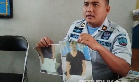 Petugas Lapas Kelas IIB Sukabumi memperlihatkan foto warga yang ingin menyelundupkan narkoba ke dalam lapas, Rabu (8/3) sore lalu.