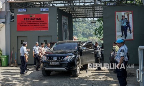 Petugas lapas melakukan pemeriksaan terhadap pengunjung yang akan menyeberang ke Nusakambangan, di Dermaga Penyeberangan Wijayapura, Cilacap, Jawa Tengah, Sabtu (12/5). 