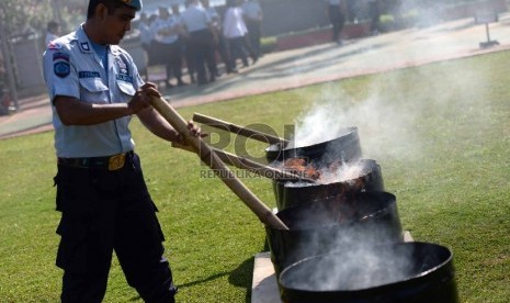 Petugas Lapas melakukan pemusnahan hasil razia di Lapas Narkotika Kelas II A Cipinang, Jakarta, Rabu (23/12).  (Republika/Wihdan)