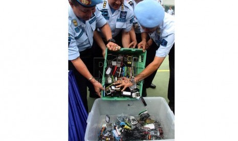  Petugas Lapas memperlihatkan barang hasil sitaan untuk dimusnahkan usai apel siaga petugas Pemasyarakatan DKI Jakarta di Lapas Kelas IIA Salemba, Jakarta Pusat. Ilustrasi. 800 Ponsel Milik Napi di Lapas Salemba Dimusnahkan