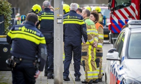 Petugas layanan darurat mendatangi lokasi meledaknya bom surat di kantor penyortiran surat bank ABN Amro, Amsterdam, Belanda, Rabu (12/2). 