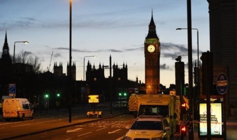 Petugas layanan darurat terus bekerja hingga malam usai penyerangan di luar Gedung Parlemen Inggris di London, Rabu (22/3).