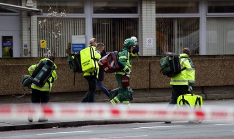 Petugas layanan darurat tiba di dekat gedung parlemen Inggris di London, Rabu (22/3).