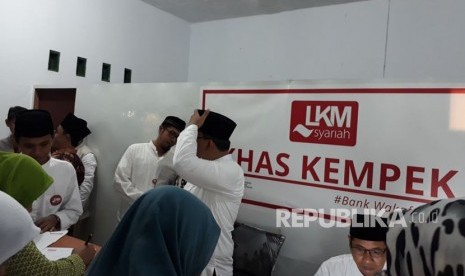 Petugas Lembaga Keuangan Mikro Syariah (LKMS) KHAS Kempek di lingkungan Pesantren KHAS Kempek, Cirebon, tengah melayani nasabah pembiayaan usai lembaga ini diresmikan oleh Presiden Joko Widodo dan OJK pada Jumat (20/10).