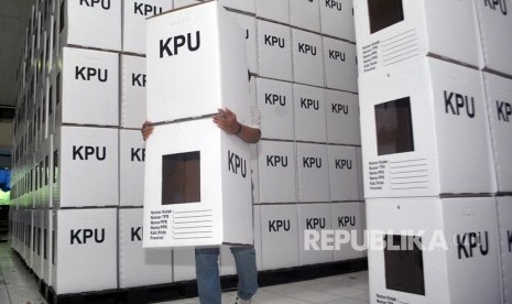 Petugas logistik KPU Kota Bogor menata kotak surat suara Pemilu 2019 di gedung Bapenda, Kota Bogor, Jawa Barat, Rabu (13/2/2019).