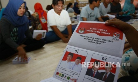 Petugas logistik KPU Pusat melipat surat pemilihan Presiden dan Wakil Presiden 2019 untuk pemilih luar negeri di gudang logistik KPU di Benda, Tangerang, Banten, Kamis (7/2/2019). 