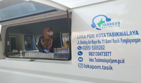 Petugas Loka POM memeriksa sejumlah makanan takjil yang dijual di sekitar Masjid Agung Tasikmalaya, Senin (10/5).