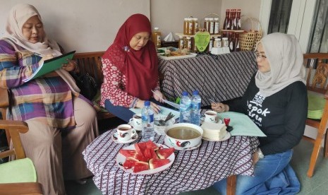 Asosiasi UMKM Sambut Penghapusan Kewajiban Sertifikasi Halal. Petugas LP POM MUI Jawa Barat sedang melakukan survei dan wawancara pada praktisi UMKM di Depok untuk pengurusan sertifikasi halal MUI.