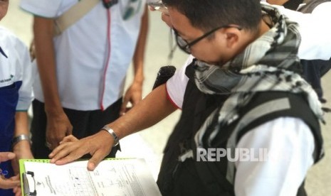 Petugas maskapai menyerahkan daftar manifes penumpang pesawat perdana yang mengantarkan jamaah haji ke Tanah Suci di Bandara AMA, Madinah.