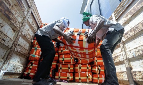  Petugas maskapai penerbangan mengangkut koper jamaah haji yang akan pulang ke Tanah Air, Kamis (15/8). Dari pemeriksaan, diketahui banyak jamaah haji yang memasukkan air zamzam ke dalam kopernya.