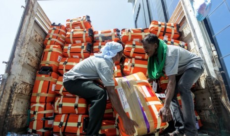  Petugas maskapai penerbangan mengangkut koper jamaah haji yang akan pulang ke Tanah Air, Kamis (15/8). Dari pemeriksaan, diketahui banyak jamaah haji yang memasukkan air zamzam ke dalam kopernya.