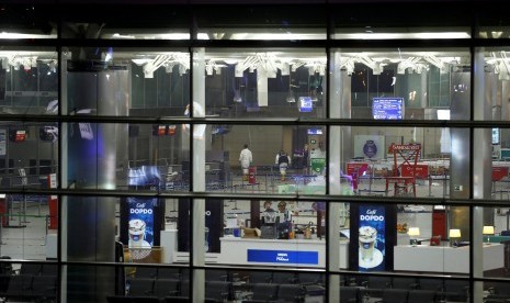 Petugas masuk ke bagian dalam Bandara Ataturk Turki yang menjadi lokasi bom bunuh diri, Rabu (29/6).