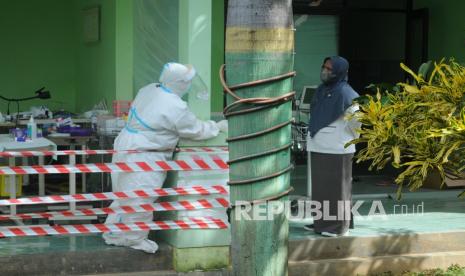 Petugas medis berkomunikasi di ruang isolasi COVID-19 RSUD Slamet Martodirjo, Pamekasan, Jawa Timur, Senin (21/6/2021). Dalam sepekan terakhir terjadi lonjakan kasus aktif positif COVID-19 dari dua orang menjadi 48 orang di Pamekasan serta lima orang meninggal dunia dengan gejala mirip varian yang menyebar di Kudus dan Bangkalan.