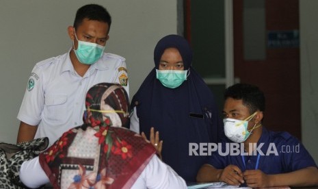 Petugas medis berkoordinasi di ruang isolasi di RS Bahteramas, Kendari, Sulawesi Tenggara. (ilustrasi)