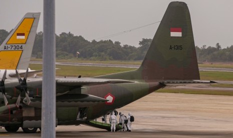 Petugas medis bersiap di pesawat C-130 sebelum terbang menuju Ranai Natuna untuk mengawal sebanyak 238 WNI yang dievakuasi dari Kota Wuhan China di Bandara Hang Nadim, Batam, Kepulauan Riau, Minggu (2/2/2020). WNI yang dievakuasi dari Wuhan tersebut kemudian diterbangkan kembali menuju Ranai, Natuna untuk menjalani observasi. 