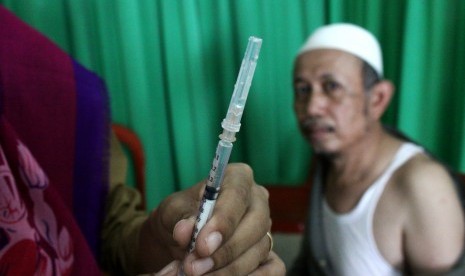 Petugas medis bersiap menyuntikkan vaksin meningitis kepada  calon jamaah haji di Puskesmas Karang Kitri, Bekasi, Jawa Barat, Selasa (26/7). 