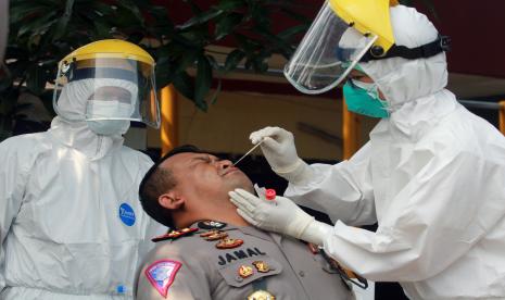 Petugas medis dari Dinas Kesehatan Kota Tangerang melakukan tes usap atau swab test anggota polisi Polres Metro Tangerang Kota di Tangerang, Banten, Rabu (19/8/2020). Tes ini dilakukan untuk mengetahui ada tidaknya anggota kepolisian yang terpapar virus corona serta memutus mata rantai penyebaran COVID-19 di lingkungan Polres Metro Tangerang Kota.