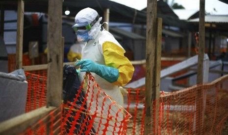 Petugas medis ebola bekerja di pusat kesehatan di Beni, Kongo bagian Timur. 