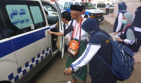 (Ilustrasi) Petugas medis KKHI Madinah membawa masuk seorang jamaah haji Indonesia ke sebuah ambulans di KKHI Madinah, Al Aridh, Arab Saudi.