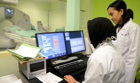  Petugas medis melakukan CT Scan terhadap pasien Jamkesmas. 