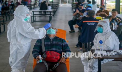 Petugas medis melakukan tes cepat (rapid test) antigen kepada pemudik di Rest Area Tol KM 379 A, Kabupaten Batang, Jawa Tengah, Kamis (24/12/2020). Tes cepat antigen pemudik dari Jakarta menuju Jawa Tengah itu sebagai upaya untuk menekan laju perkembangan COVID-19 saat libur Natal 2020 dan Tahun Baru 2021.