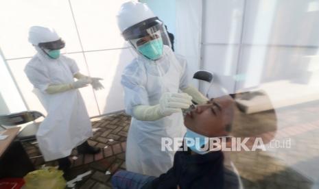 Dinkes Probolinggo Siapkan 7.000 Tes Antigen untuk Santri. Petugas medis melakukan tes usap antigen kepada santri pondok pesantren.