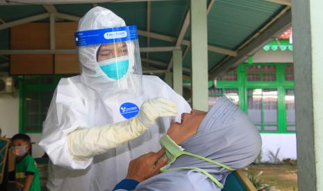 Petugas medis melakukan tes usap atau swab test kepada seorang penumpang pesawat Citilink rute Surabaya-Pontianak di Kantor Dinas Kesehatan Kota Pontianak, Kalimantan Barat, Jumat (7/8). (ilustrasi)