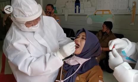 Petugas medis melakukan tes usap kepada ASN di Pemkab Pandeglang, Banten.