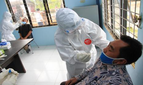 Petugas medis melakukan tes usap (swab test) Covid-19 