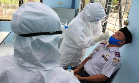 Pasien Covid-19 di Nagan Raya Diamankan Saat akan Kabur. Petugas medis melakukan tes usap (swab test) Covid-19 terhadap seorang PNS di Laboratorium Kesehatan Daerah (Labkesda) Kabupaten Aceh Barat, Aceh.