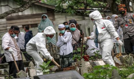 Petugas medis memakamkan jenazah pasien positif COVID-19 di Tempat Pemakaman Umum (TPU) Desa Kuta Blang, Lhokseumawe, Aceh, Selasa (18/5/2021). Presiden Joko Widodo mengingatkan Aceh dan 14 provinsi lainnya agar hati-hati terhadap peningkatan kasus COVID-19 pasca Idul fitri 1442 Hijriah. Sementara per 16 Mei 2021 kasus positif COVID-19 Aceh mencapai 12.340 orang, sebanyak 10.331 orang diantaranya sembuh, pasien masih dirawat 1.510 orang dan 499 orang meninggal dunia. 