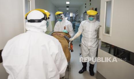 LAZISNU Jatim Serahkan Seribu APB untuk Petugas Medis. Foto: Petugas medis membawa pasien ke ruang isolasi saat simulasi penanganan pasien virus corona, ilustrasi.