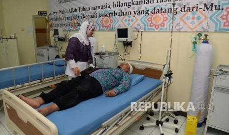 Petugas medis memeriksa calon jamaah haji di Klinik Embarkasi Asrama Haji Bekasi, Jabar (11/8). (Republika/ Yasin Habibi)