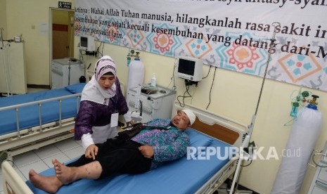 Petugas medis memeriksa calon jamaah haji di Klinik Embarkasi Asrama Haji Bekasi, Jabar (11/8). (Republika/ Yasin Habibi)