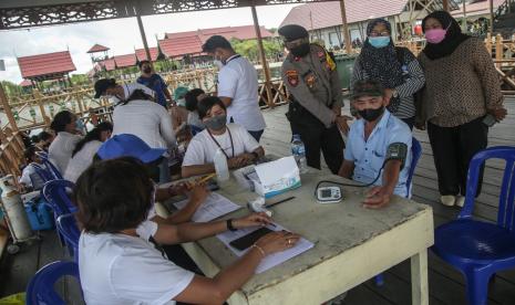 Petugas medis memeriksa kesehatan pengunjung sebelum disuntik vaksin COVID-19 di obyek wisata Dermaga Kereng Bangkirai Sebangau, Palangka Raya, Kalimantan Tengah, Selasa (3/5/2022). Pemda setempat menggelar vaksinasi di sejumlah obyek wisata di kota tersebut selama libur Lebaran guna mempermudah warga mendapatkan pelayanan vaksinasi sekaligus mendukung upaya pemerintah dalam mempercepat penanggulangan pandemi COVID-19. 