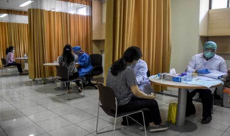 Petugas medis memeriksa kesehatan relawan saat simulasi Uji Klinis Vaksin Covid-19 di Rumah Sakit Pendidikan Universitas Padjadjaran, Jalan Prof. Eyckman, Kota Bandung.