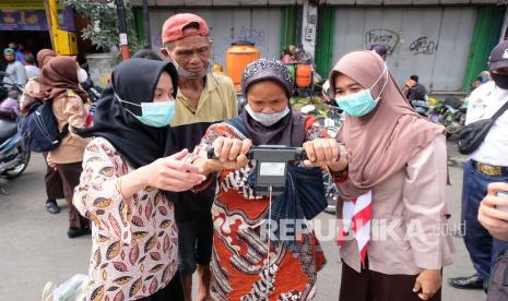 Petugas medis memeriksa kesehatan warga menggunakan alat Karada Scan (alat monitor komposisi badan) saat pelaksanaan program Germas (Gerakan Masyarakat Hidup Sehat) di kawasan Pasar Kliwon Temanggung, Jateng, Kamis (16/12/2021). Dinas kesehatan setempat melalui program Germas mengampanyekan pentingnya menerapkan protokol kesehatan guna mencegah penyebaran COVID-19 dan memberikan pelayanan pemeriksaan kesehatan gratis bagi pengunjung pasar. 