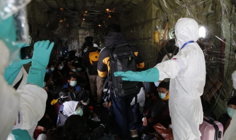 WNI dari China Beraktivitas Sesuai Pedoman Kemenkes. Foto: Petugas medis memeriksa kesehatan Warga Negara Indonesia (WNI) dari Wuhan, China yang baru tiba di Bandara Hang Nadim, Batam, dan akan diberangkatkan menuju Natuna dengan pesawat Hercules TNI di Kepulauan Riau, Minggu (2/2/2020). Sebanyak 238 orang WNI dari Wuhan, China tersebut selanjutnya dipindahkan ke Natuna untuk menjalani observasi selama kurang lebih dua minggu guna memastikan kesehatannya dan terbebas dari virus corona. 