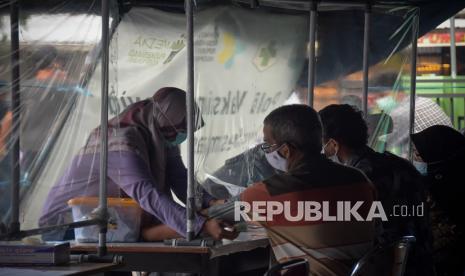 Petugas medis memeriksa kesehatan warga penerima vaksin di Puskesmas Ampenan, Mataram, NTB. Dinas Kesehatan Nusa Tenggara Barat menyatakan, ketersediaan oksigen di wilayahnya mulai menipis seiring melonjaknya angka pasien Covid-19.