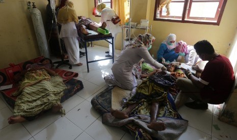 Petugas medis menangani warga korban gempa di Rumah Sakit Umum Daerah (RSUD) Tgk Chik Ditiro Sigli di Pidie, Aceh, Rabu (7/12). 