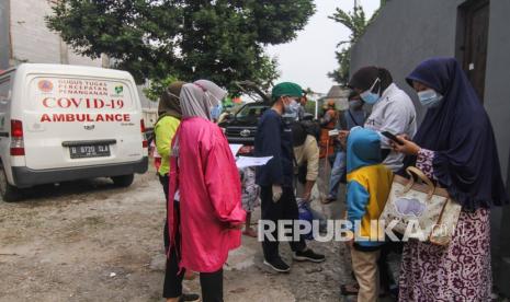 Petugas medis mendata warga Ciracas yang dibawa ke Wisma Atlet di Jalan As-Syafiiyah, Cipayung, Jakarta, Jumat (21/5/2021). 