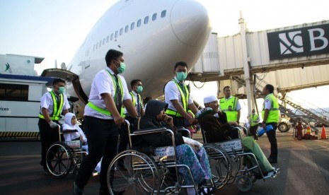 Petugas medis mendorong kursi roda jemaah haji yang sakit saat tiba di tanah air di Bandara Internasional Juanda Surabaya di Sidoarjo, Jawa Timur, Kamis (7/9). 