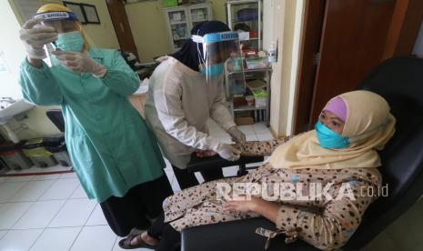 Petugas medis mengambil sampel darah saat tes HIV kepada ibu hamil di Puskesmas Semen, Kediri, Jawa Timur, Kamis (2/12/2021). Pemerintah daerah setempat mendorong ibu hamil mengikuti tes HIV guna mengendalikan dan mencegah penularan HIV-AIDS dari ibu ke anak sejak dini.