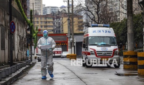  Petugas medis mengenakan pakaian proteksi lengkap di kota Wuhan, China, yang terkena wabah virus Corona. 